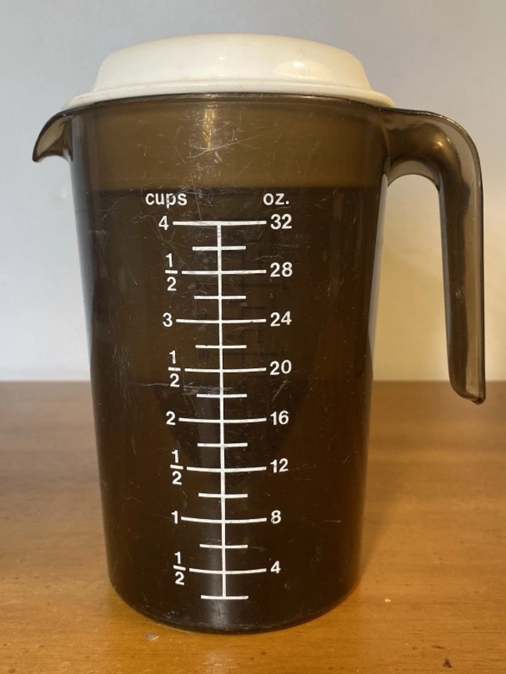 Rubbermaid Mix N Measure Graduated Pitcher With White Pour Lid 4 Cups Vintage